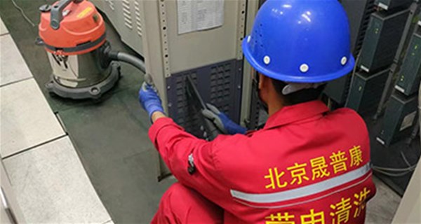 武汉供电公司带电冲洗变压器备战夏季用电高峰