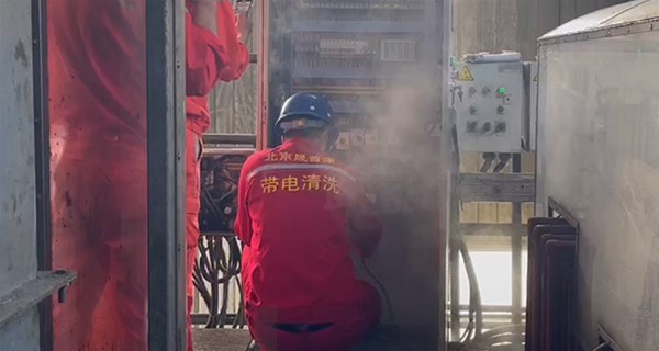 蓬江供电局：开展设备带电清洗工作